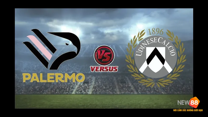 Hai cầu thủ từ Udinese và Palermo tranh chấp bóng trên sân cỏ Hai cầu thủ từ Udinese và Palermo tranh chấp bóng trên sân cỏ