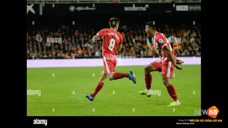 Cầu thủ của Girona đang chiến đấu gay gắt để giành quyền kiểm soát bóng trước hậu vệ của Valencia Cầu thủ của Girona đang chiến đấu gay gắt để giành quyền kiểm soát bóng trước hậu vệ của…