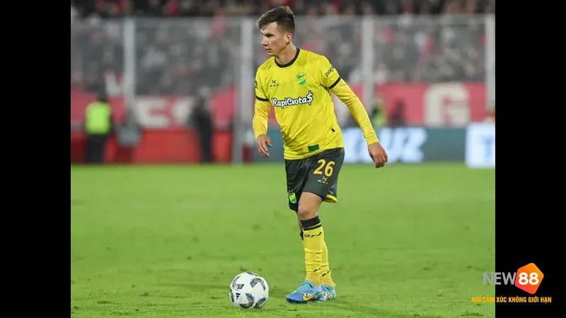 Cầu thủ Tigre tung cú sút mạnh vào khung thành của Defensa y Justicia Cầu thủ Tigre tung cú sút mạnh vào khung thành của Defensa y Justicia